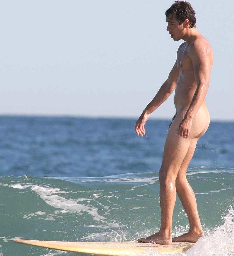 16P Hot hunk surfing in the nude