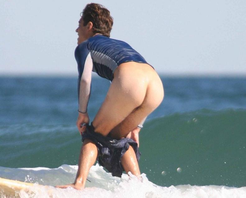 16P Hot hunk surfing in the nude