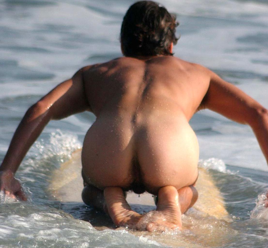 16P Hot hunk surfing in the nude