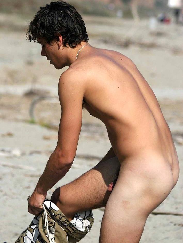 16P Hot hunk surfing in the nude