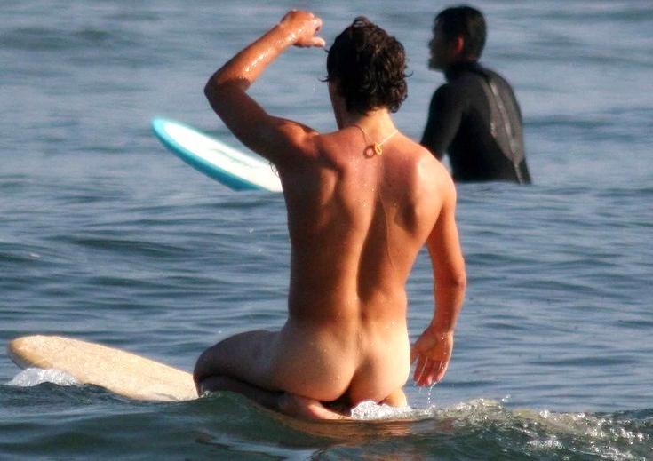 16P Hot hunk surfing in the nude