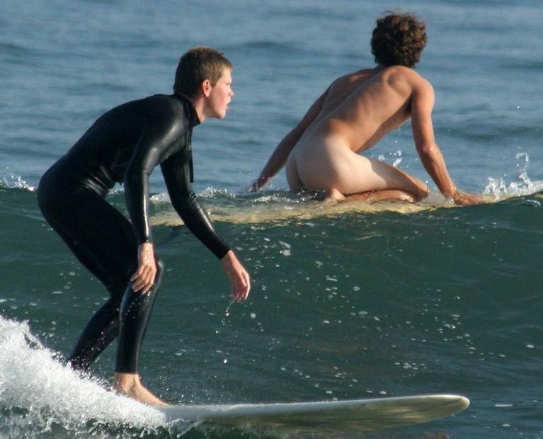 16P Hot hunk surfing in the nude