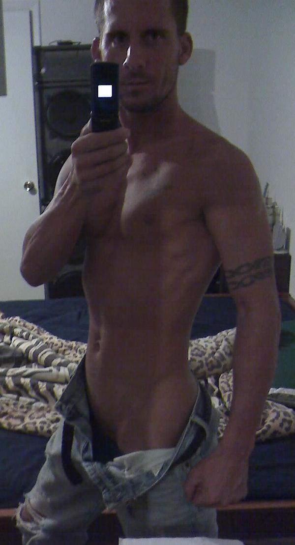 16P Gorgeous muscular hunk posing nude on cam