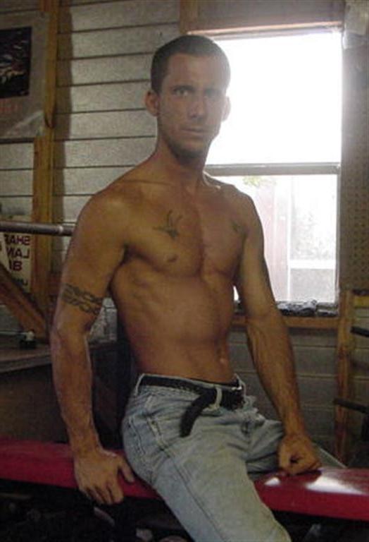 16P Gorgeous muscular hunk posing nude on cam