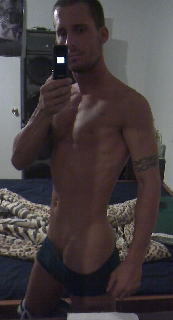 16P Gorgeous muscular hunk posing nude on cam
