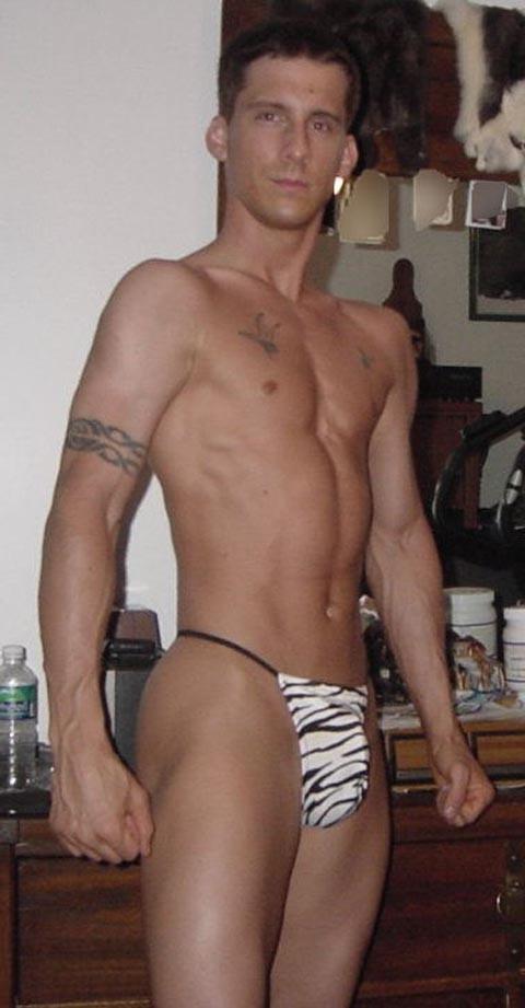 16P Gorgeous muscular hunk posing nude on cam