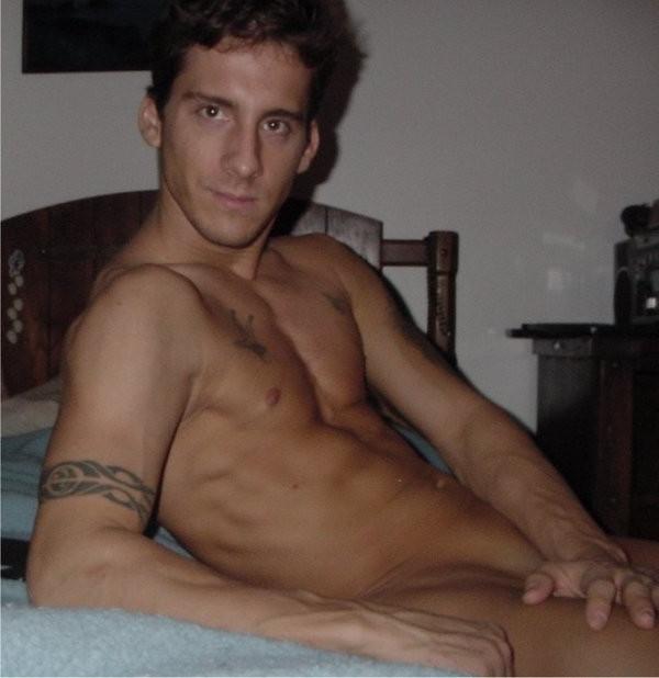 16P Gorgeous muscular hunk posing nude on cam