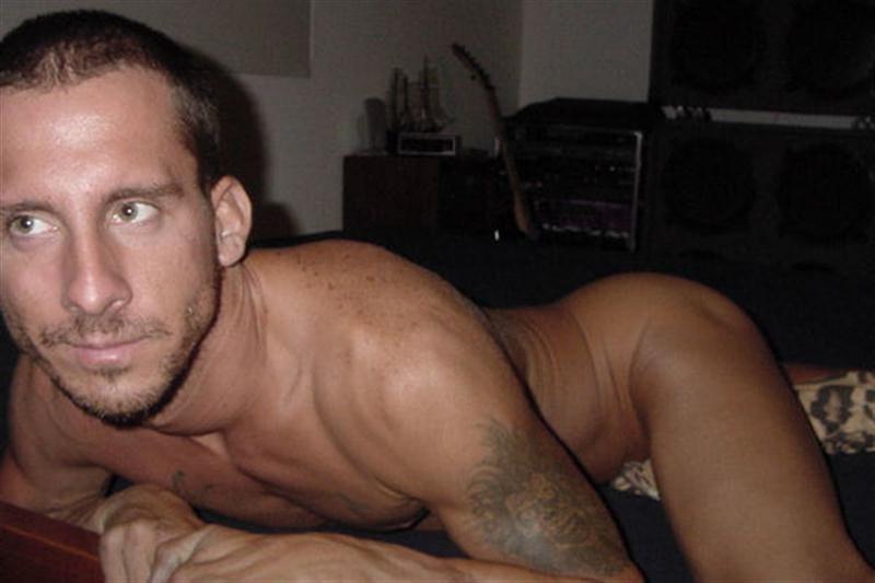 16P Gorgeous muscular hunk posing nude on cam