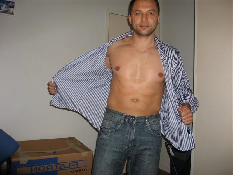 16P German hunk posing and showing off his dick