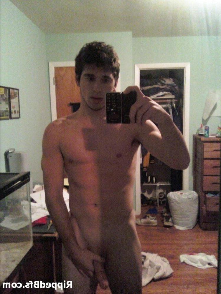 10P Big dude with big muscles showcase his goodies to the camera