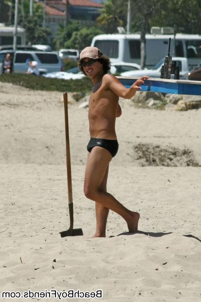10P Hunk boys enjoy walking around at the beach topless