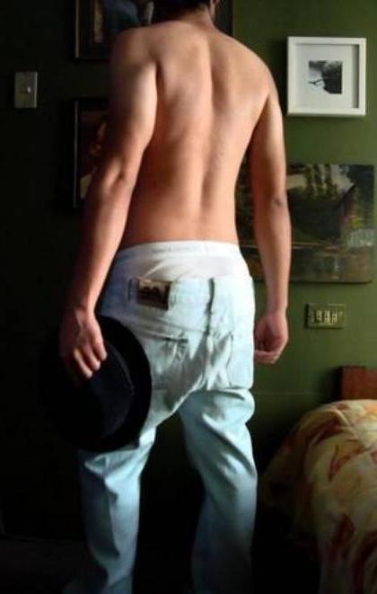 16P Amateur dude poses naked
