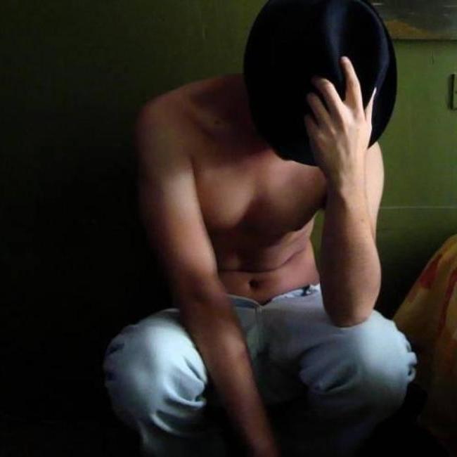 16P Amateur dude poses naked