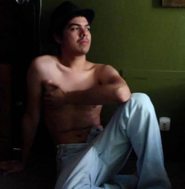 16P Amateur dude poses naked