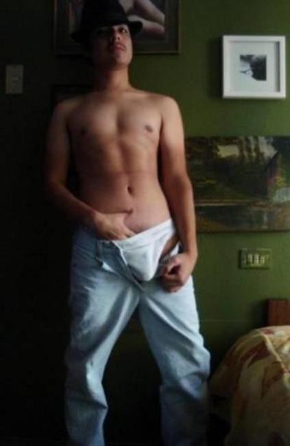 16P Amateur dude poses naked