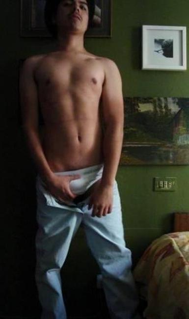 16P Amateur dude poses naked