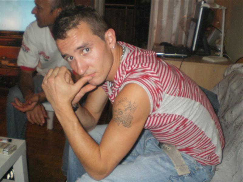 16P Pics of self-shooting Aussie hunk with a huge dick