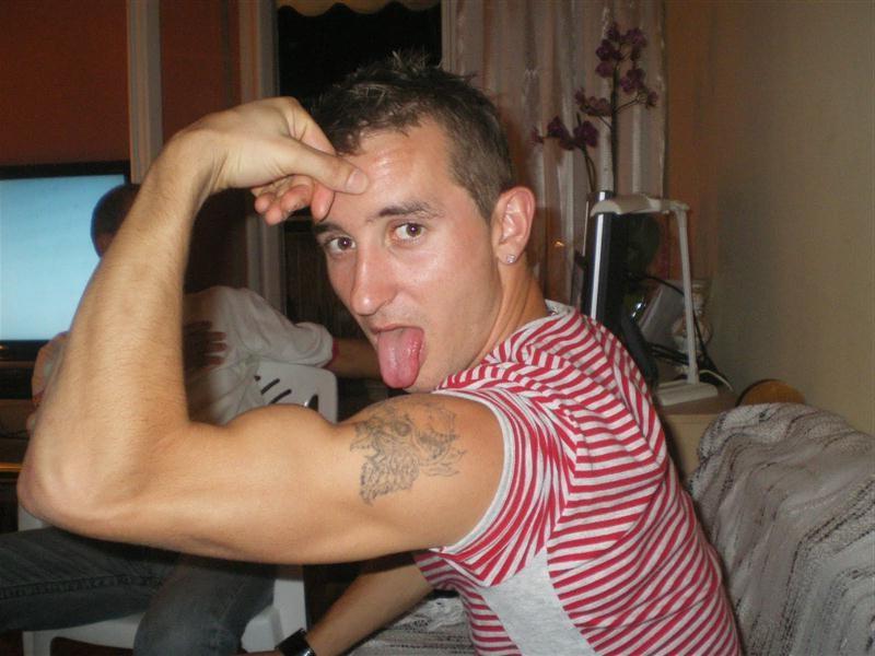 16P Pics of self-shooting Aussie hunk with a huge dick