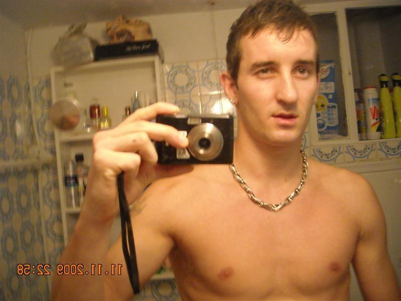 16P Pics of self-shooting Aussie hunk with a huge dick