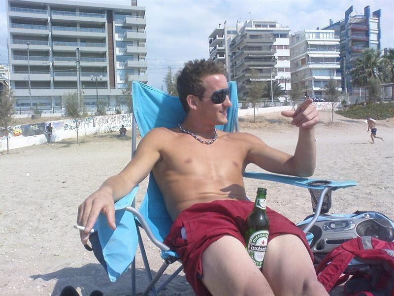 16P Pics of self-shooting Aussie hunk with a huge dick