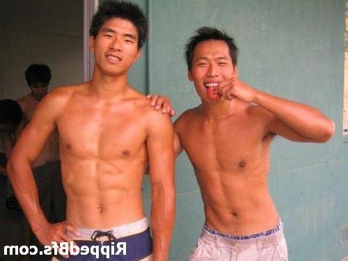 10P Topless dude flex his muscles in different positions outdoor