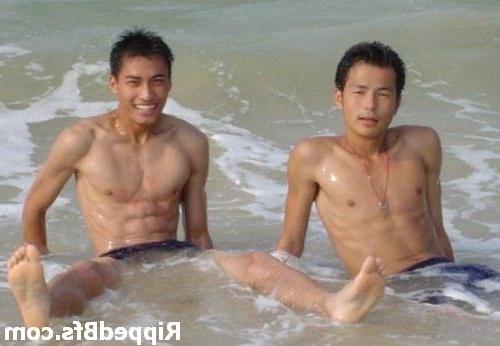 10P Topless dude flex his muscles in different positions outdoor