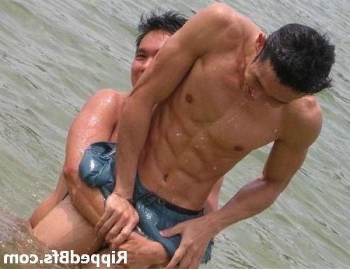 10P Topless dude flex his muscles in different positions outdoor