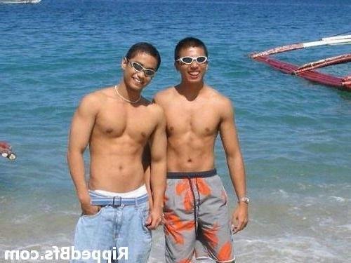 10P Topless dude flex his muscles in different positions outdoor