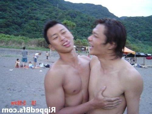 10P Topless dude flex his muscles in different positions outdoor