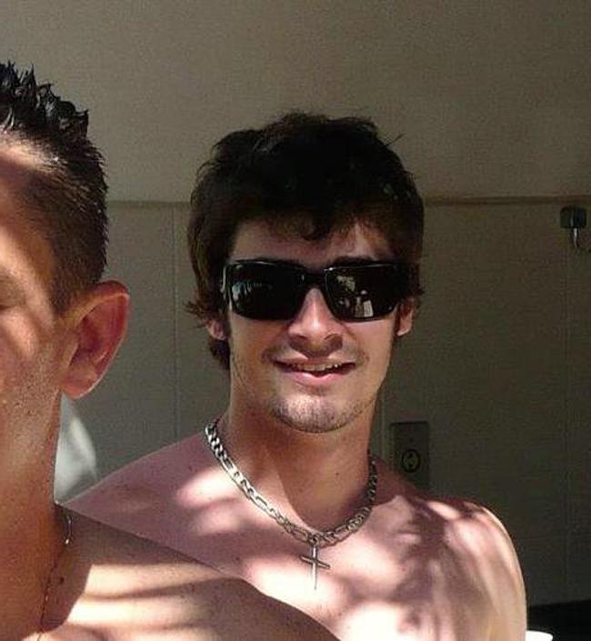 16P Pics of self-shooting pretty guy