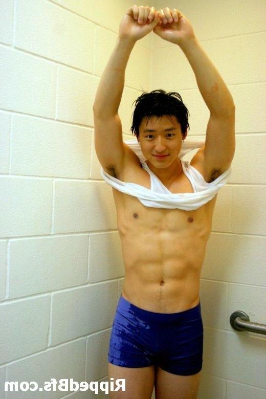 10P Topless guy is in the gym flexing up hard his muscles