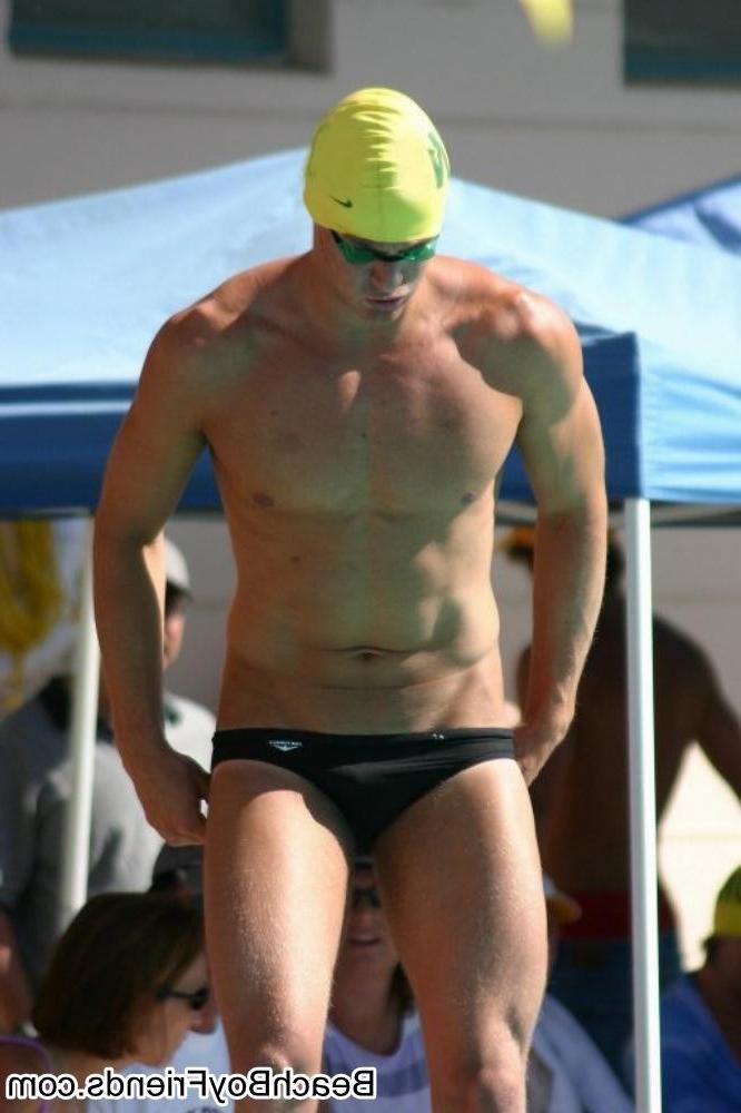 10P Amateur dudes flex their muscles and six pack abs outdoor
