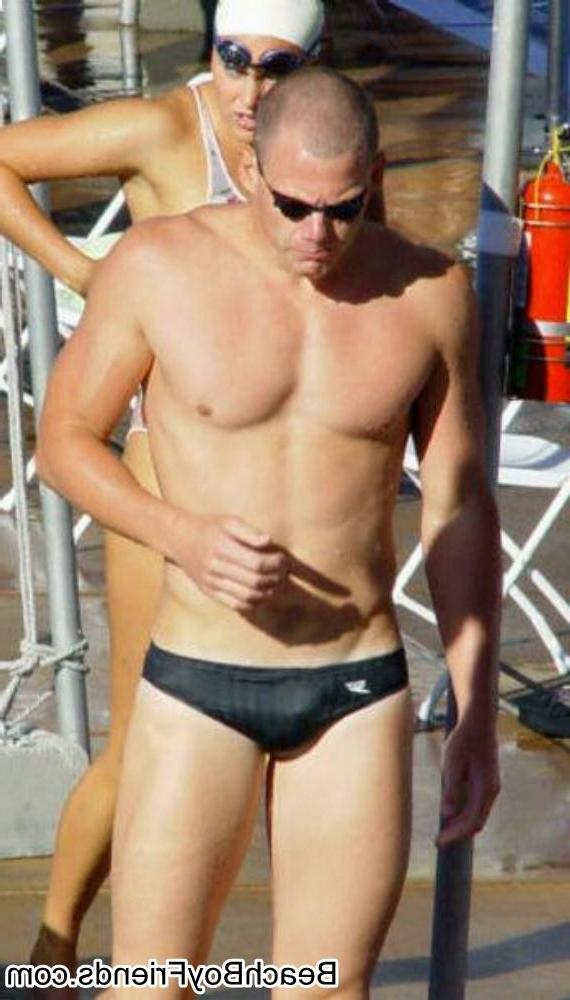 10P Amateur dudes flex their muscles and six pack abs outdoor