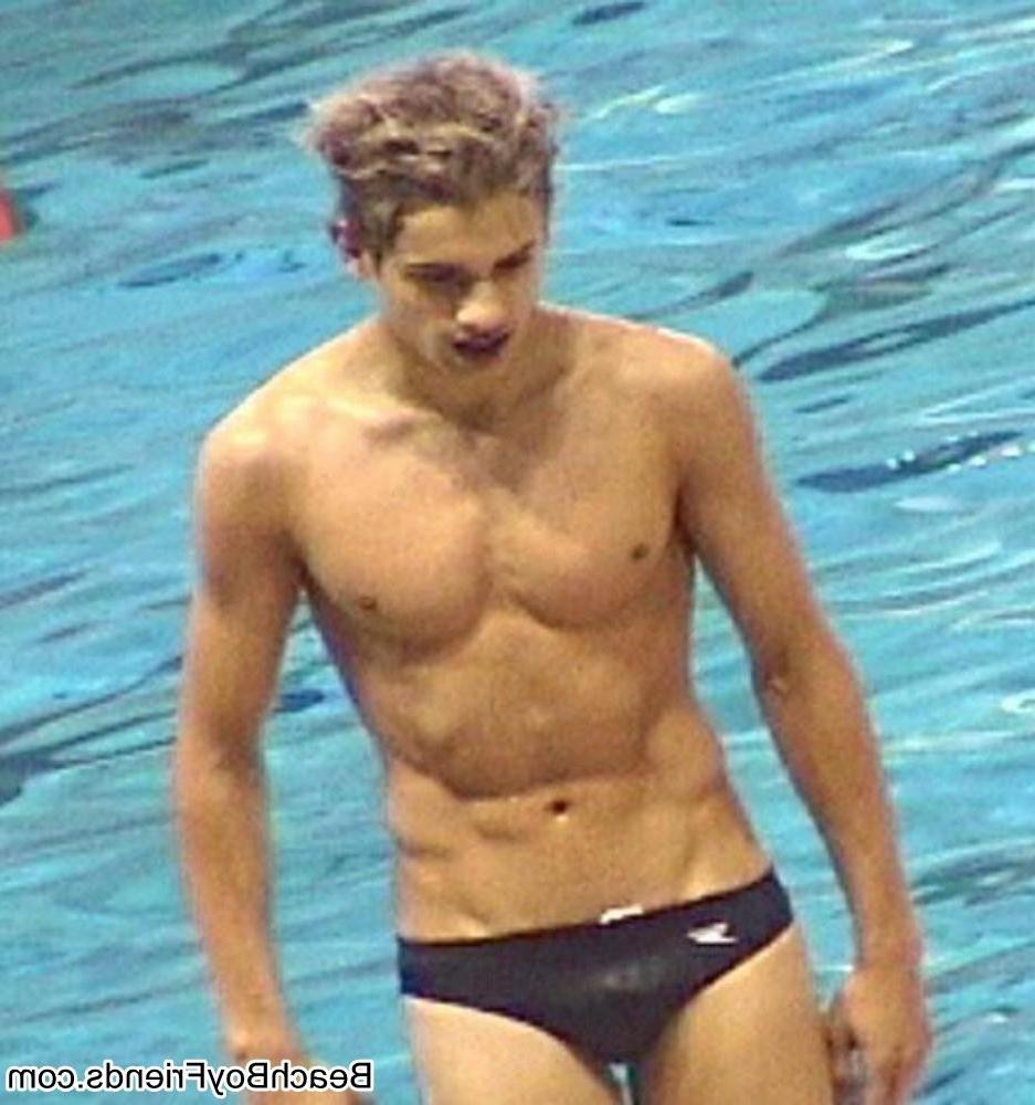 10P Amateur dudes flex their muscles and six pack abs outdoor