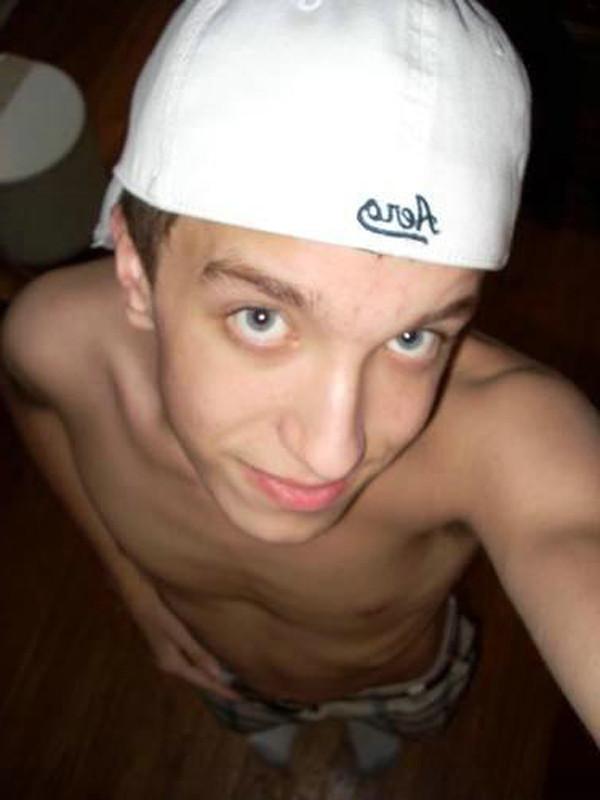16P Pics of amateur self-shooting naked twink