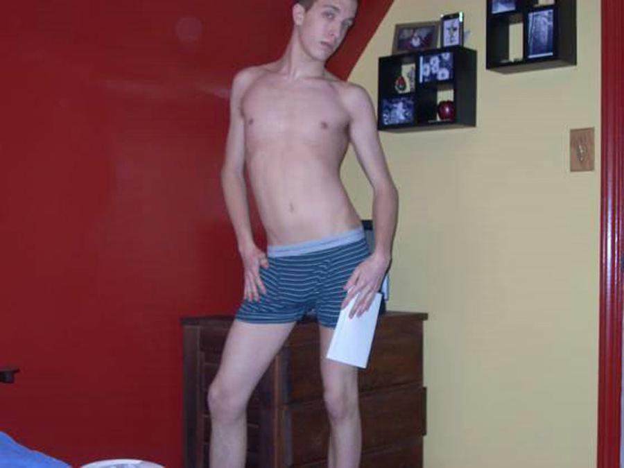 16P Pics of amateur self-shooting naked twink