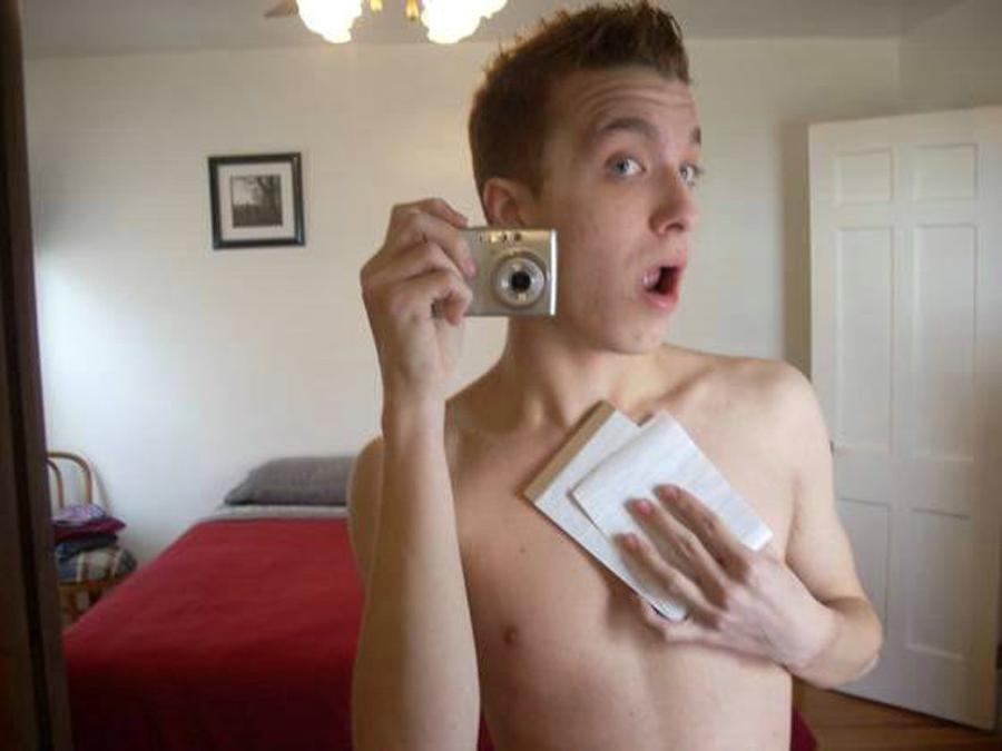 16P Pics of amateur self-shooting naked twink