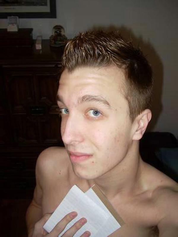 16P Pics of amateur self-shooting naked twink