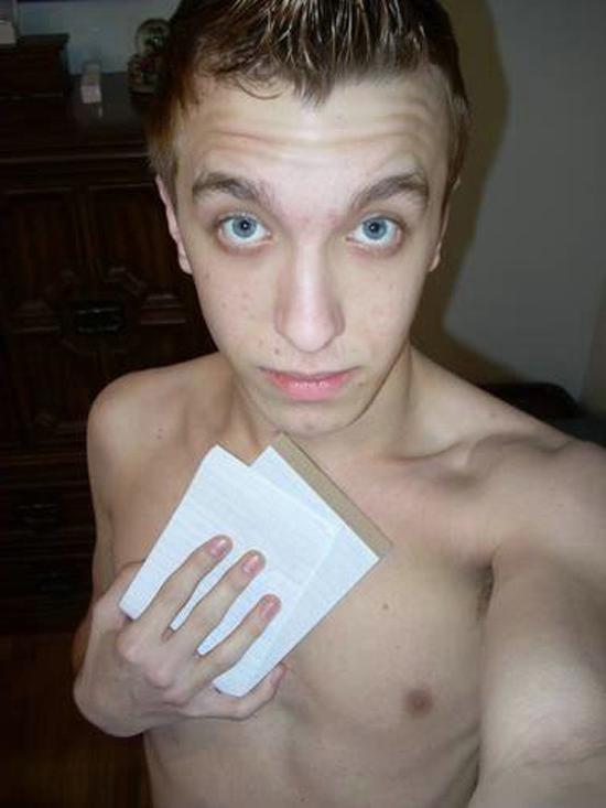 16P Pics of amateur self-shooting naked twink
