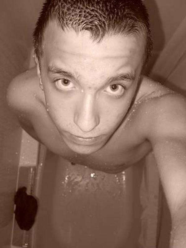 16P Pics of amateur self-shooting naked twink