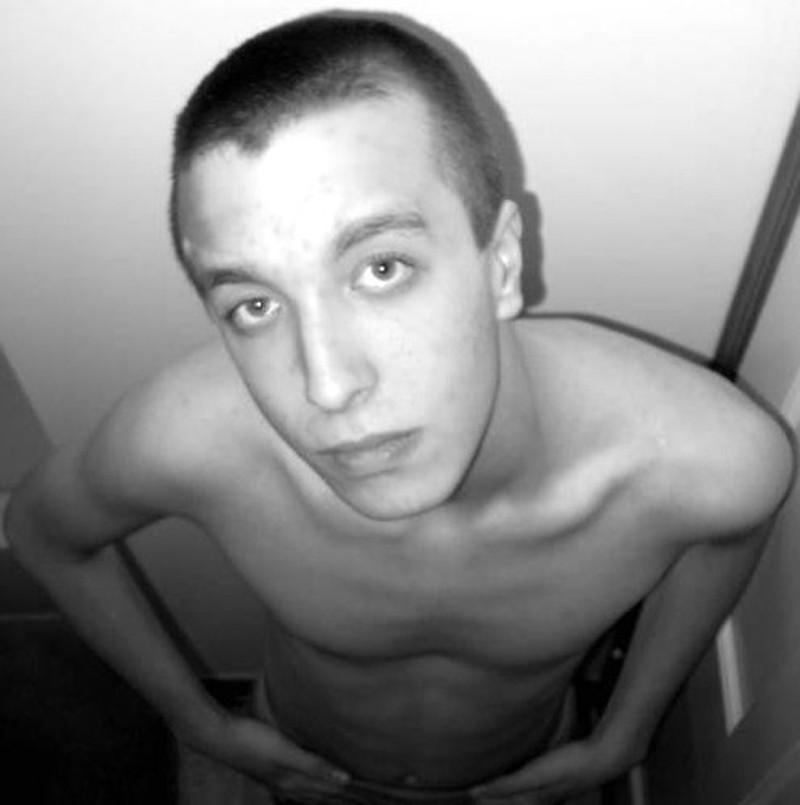 16P Pics of amateur self-shooting naked twink