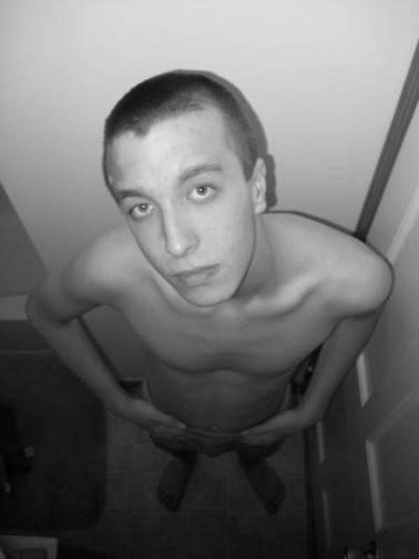 16P Pics of amateur self-shooting naked twink