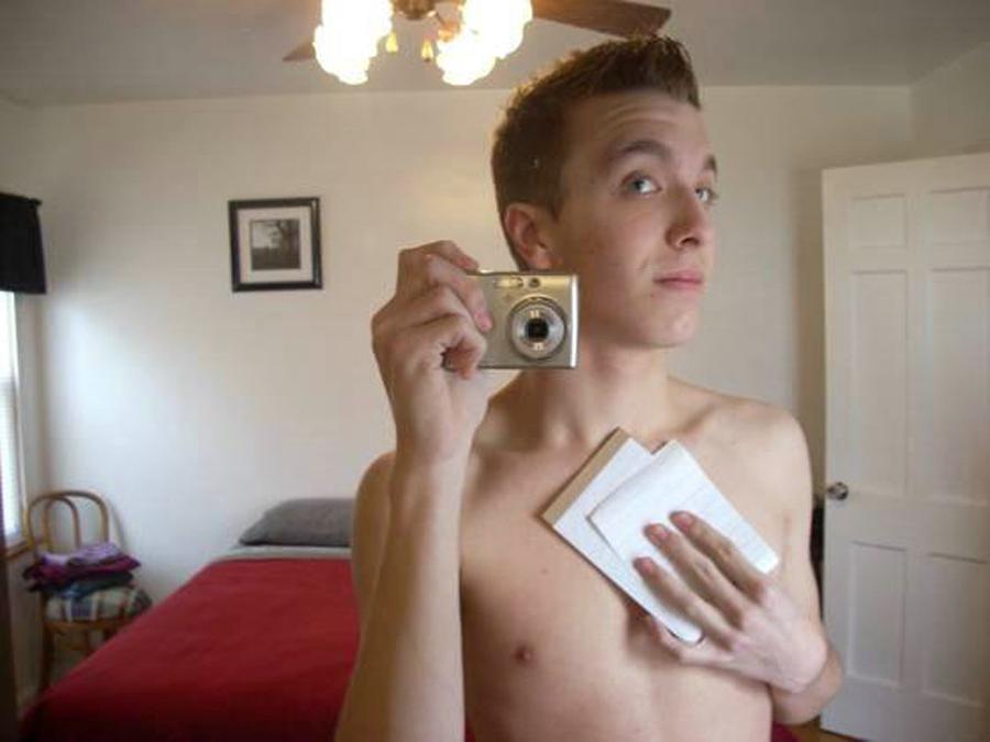 16P Pics of amateur self-shooting naked twink