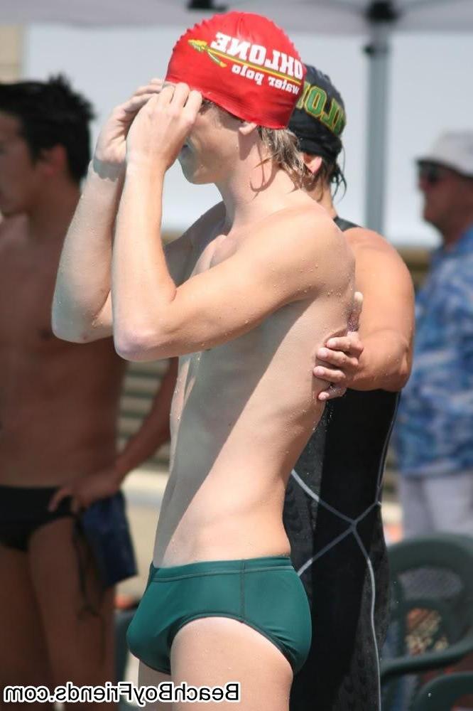 10P Hunk dudes with nice body are posing topless at the beach