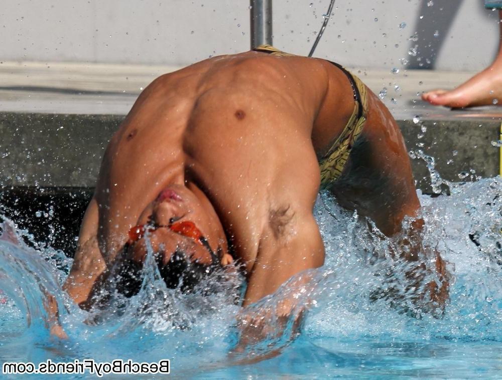 10P Hunk dudes with nice body are posing topless at the beach
