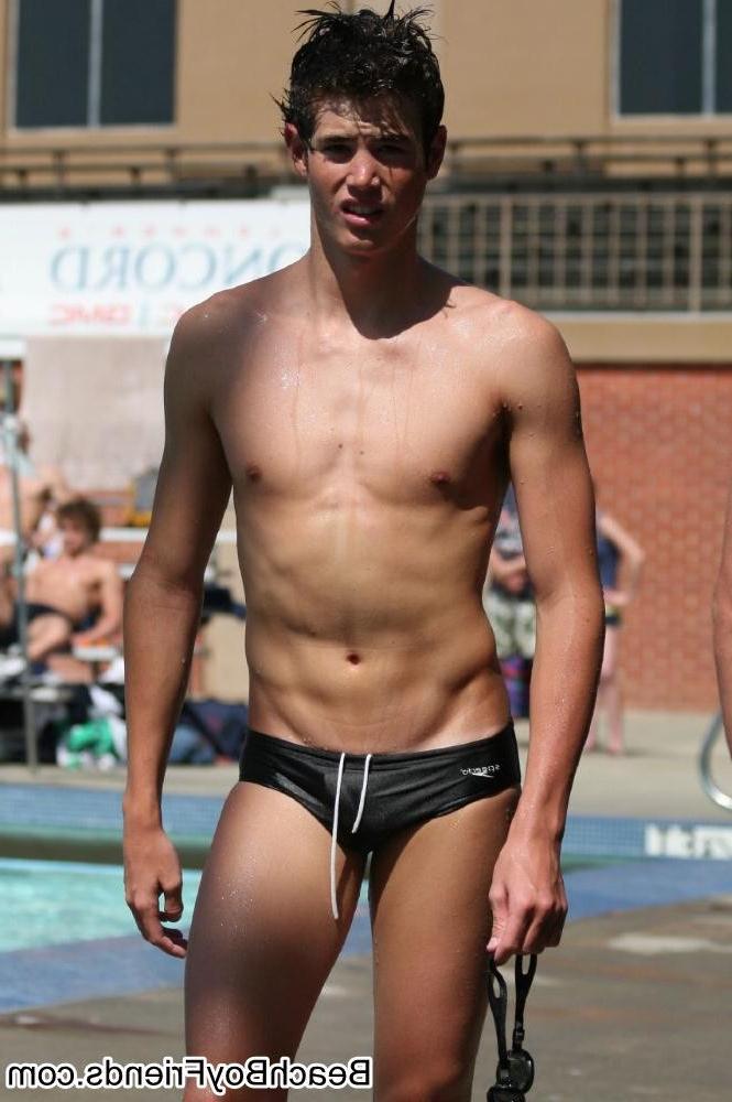 10P Hunk dudes with nice body are posing topless at the beach