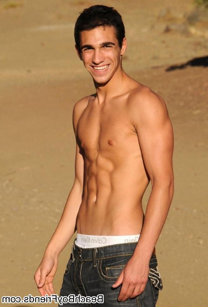 10P Hunk dudes with nice body are posing topless at the beach