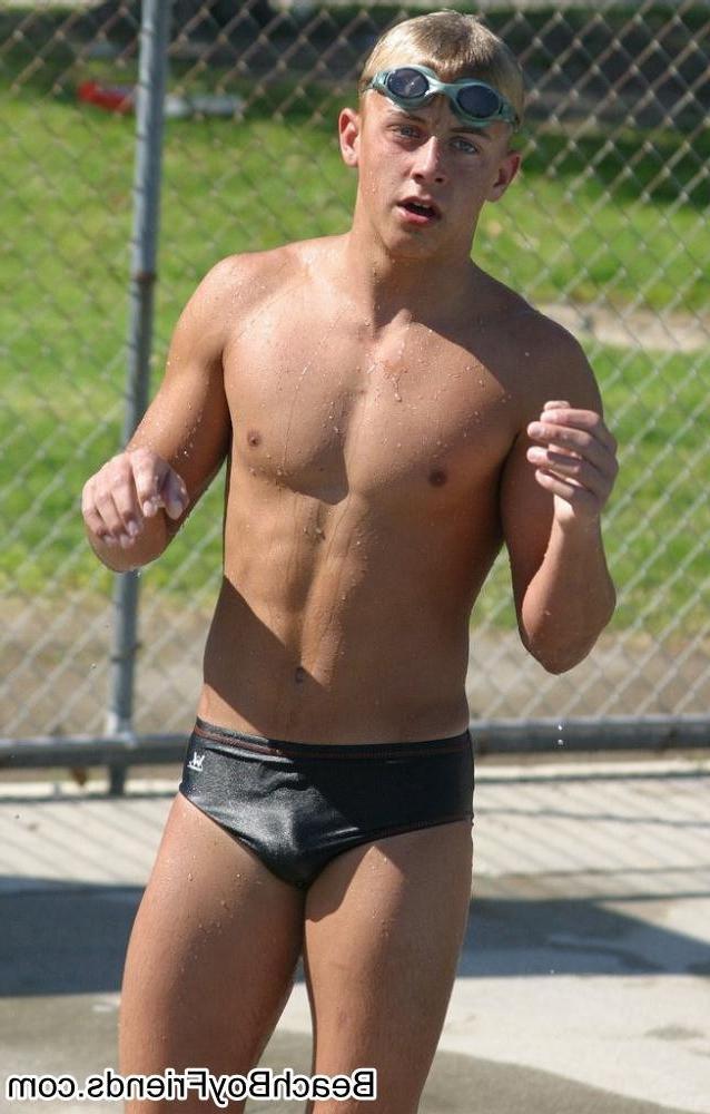 10P Hunk dudes with nice body are posing topless at the beach