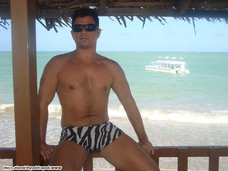 10P Sexy bodied dude is topless at the beach posing their abs
