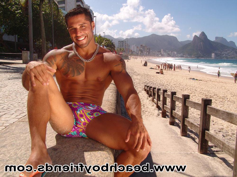 10P Sexy bodied dude is topless at the beach posing their abs